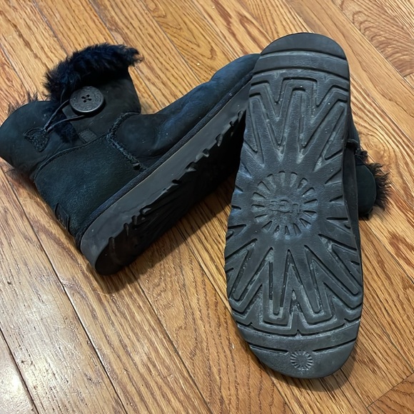 UGG Mini Bailey Button II- Short Black - Picture 6 of 11